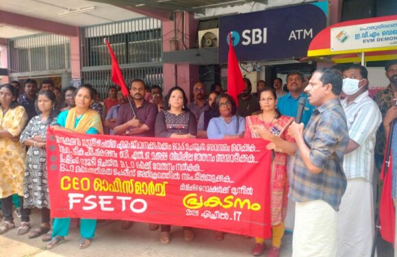 പത്തനംതിട്ട ജില്ലാ കളക്ടറേറ്റിനു മുന്നിൽ പ്രതിഷേധ പ്രകടനം